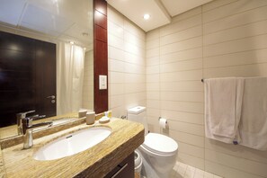 Luxury-Studio, Poolblick | Badezimmer | Kostenlose Toilettenartikel, Haartrockner, Handtücher, Seife