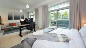 Luxury-Studio, Poolblick | Zimmersafe, laptopgeeigneter Arbeitsplatz, Bügeleisen/Bügelbrett