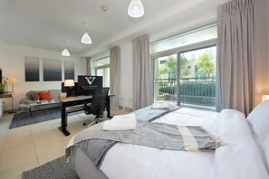 Luxury-Studio, Poolblick | Zimmersafe, laptopgeeigneter Arbeitsplatz, Bügeleisen/Bügelbrett