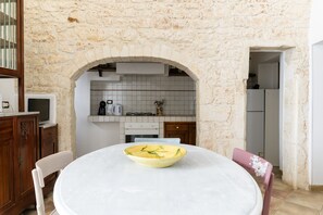 Fridge, oven, coffee/tea maker, electric kettle
