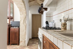 Fridge, oven, coffee/tea maker, electric kettle