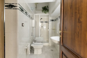 Dutxa, assecador de cabells, bidet i tovalloles