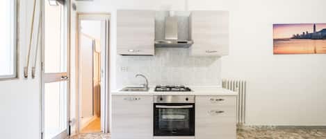 Refrigerador, microondas, horno y tetera eléctrica