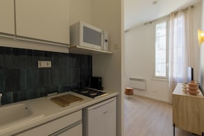 Réfrigérateur, micro-ondes, four, plaque de cuisson