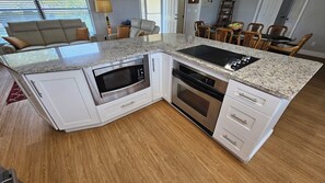 Refrigerador, microondas, horno, placa de cocina