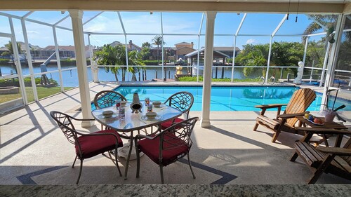 Tropical Waterfront Pool Home, Private Dock, Kayaks, Direct Access to Tampa Bay!
