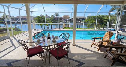 Tropical Waterfront Pool Home, Private Dock, Kayaks, Direct Access to Tampa Bay!