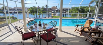 Tropical Waterfront Pool Home, Private Dock, Kayaks, Direct Access to Tampa Bay!