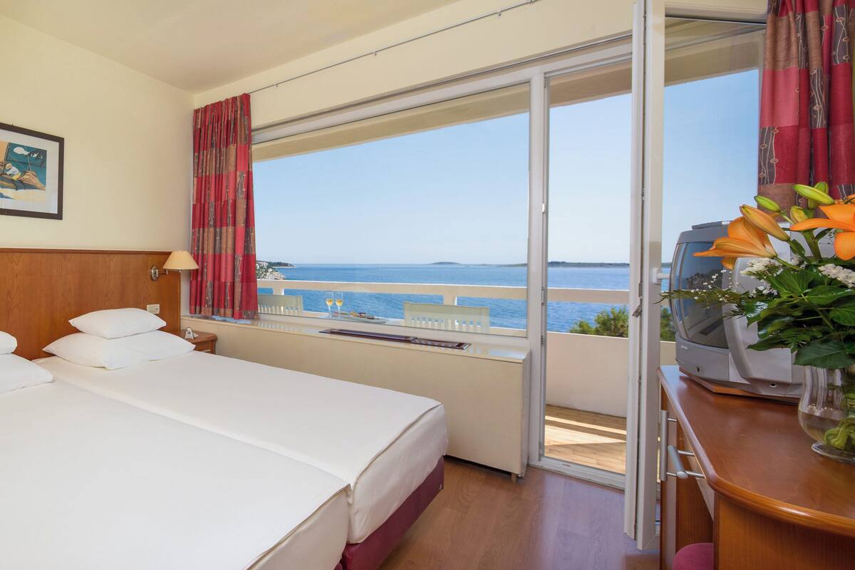 Family Room, Balcony, Sea View | WiFi (free), bed sheets
