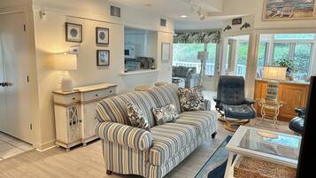 智能电视、DVD 播放器、乒乓球、书