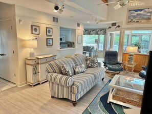 Smart-TV, DVD-Player, Tischtennisplatte, Bücher