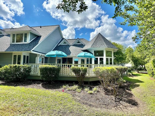 Beautiful, sun-filled villa with access to all resort amenities