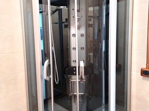 Dusche, Haartrockner, Bidet, Handtücher