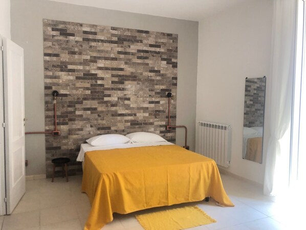 2 عدّة غرف نوم وواي فاي وملاءات أسرّة