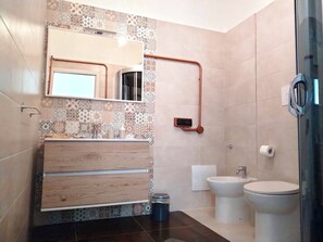 تجهيزات دش، مجففات شعر، مراحيض شطف، مناشف