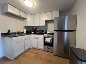 Réfrigérateur, four à micro-ondes, un four, surface de cuisson