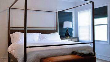 7 bedrooms, desk, iron/ironing board, travel crib