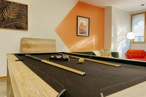 Game room - Modern Apt, Billiards, 1 Private Patio,1 Parking (Chicago)