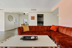 TV, offices - Penthouse, Free Parking, Pool Table, Private Balcony (Phoenix)