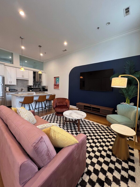 TV, offices - Chic 1 BR w Parking S (Chicago)