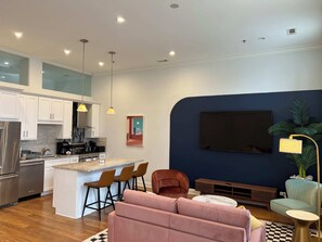 TV, offices - Chic 1 BR w Parking S (Chicago)