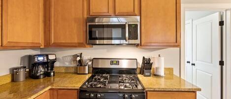 Geladeira, micro-ondas, fogão, cooktop