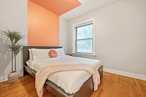 2 habitaciones, escritorio, tabla de planchar con plancha y wifi