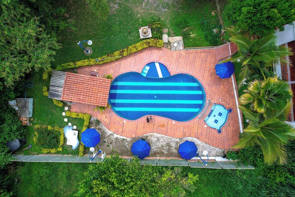 2 outdoor pools