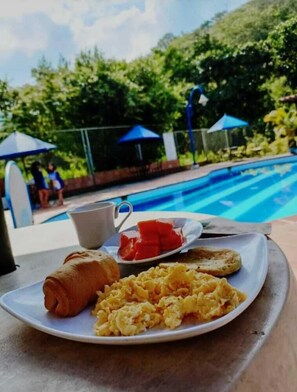 Desayuno típico de la región gratuito y diario