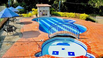 2 outdoor pools
