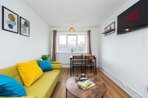 TV - Stunning 3 bedrooms Service Apartment close to Excel Centre O2 - Free Parking (Greater London)