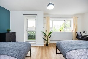 3 bedrooms, iron/ironing board, internet, bed sheets