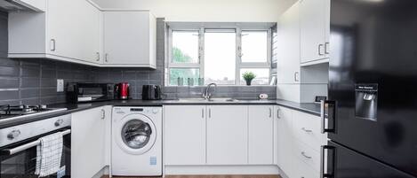 Refrigerador, microondas, horno, placa de cocina