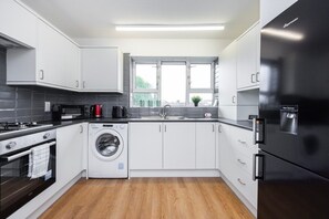 Fridge, microwave, oven, stovetop - Stunning 3 bedrooms Service Apartment close to Excel Centre O2 (Greater London)
