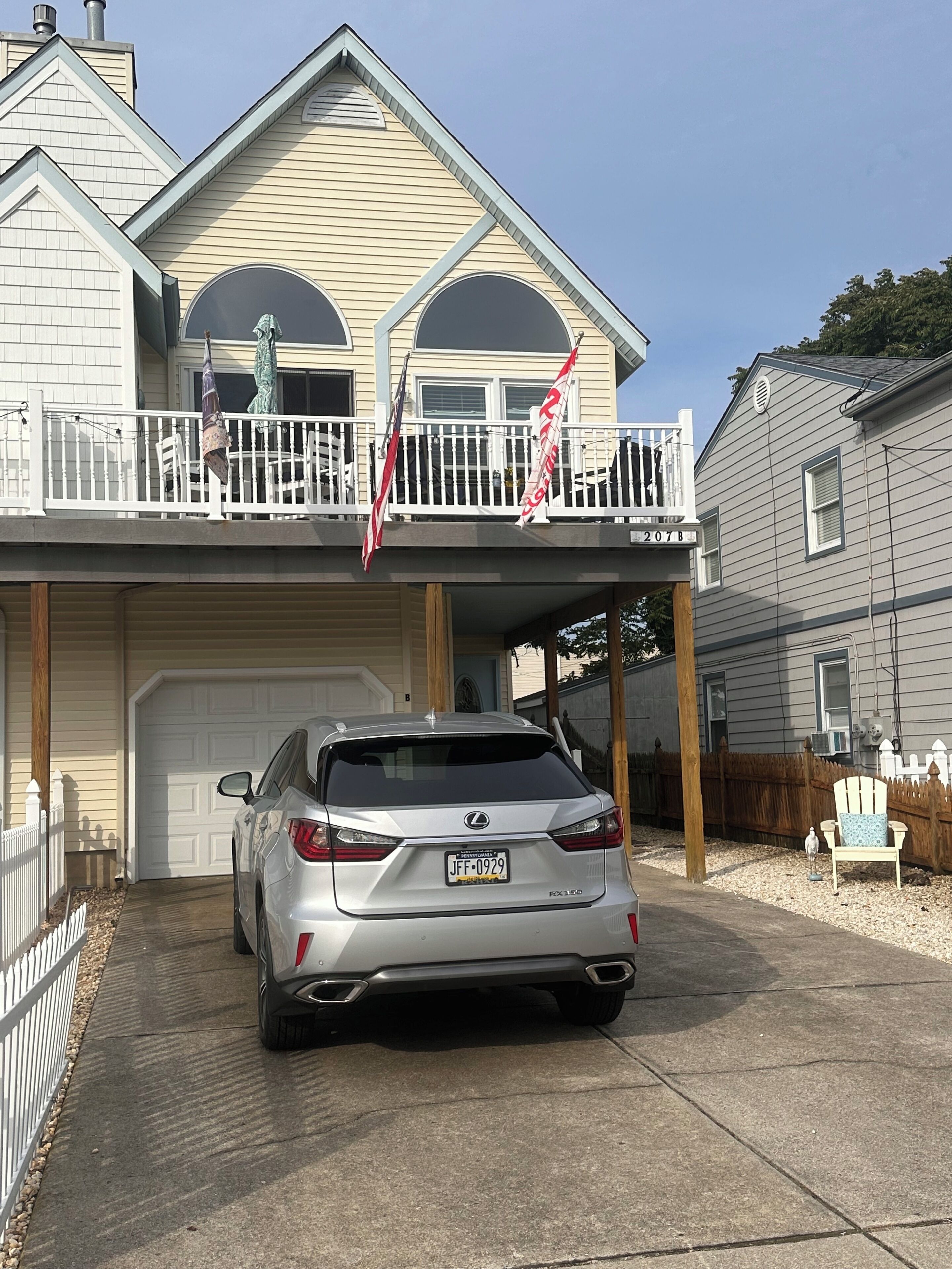 One block from beach!  Walking distance to restaurants and stores!