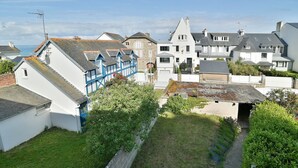 Un quartier résidentiel avec des maisons, une pelouse et un étroit sentier.