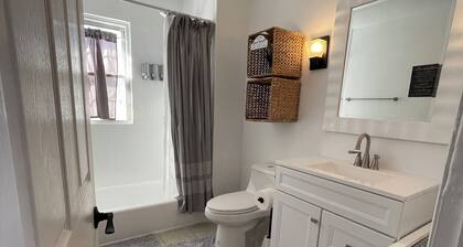 🎀 Cozy Private Room 👣 Near LIRR & Shops 🛜 Fast Wi-Fi