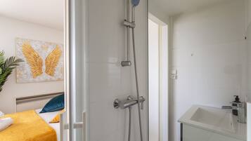 SĂšche-cheveux, serviettes fournies