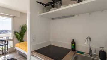 Réfrigérateur, micro-ondes, four, cafetiÚre/bouilloire