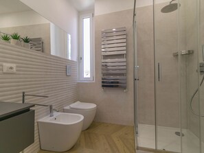 Douche, sèche-cheveux, bidet, serviettes fournies