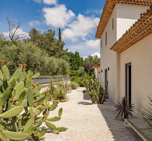 Property grounds - Unique ! Luxueuse Villa Avec Piscine Chauffée, Jaccuzzi, Climatisée, Parking (Le Plan-de-la-Tour)