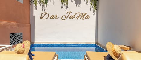 Piscine extérieure, piscine chauffée, chaises longues
