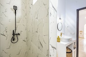 Familie suite, 3 slaapkamers, balkon | Badkamer | Een douche, gratis toiletartikelen, een haardroger, pantoffels
