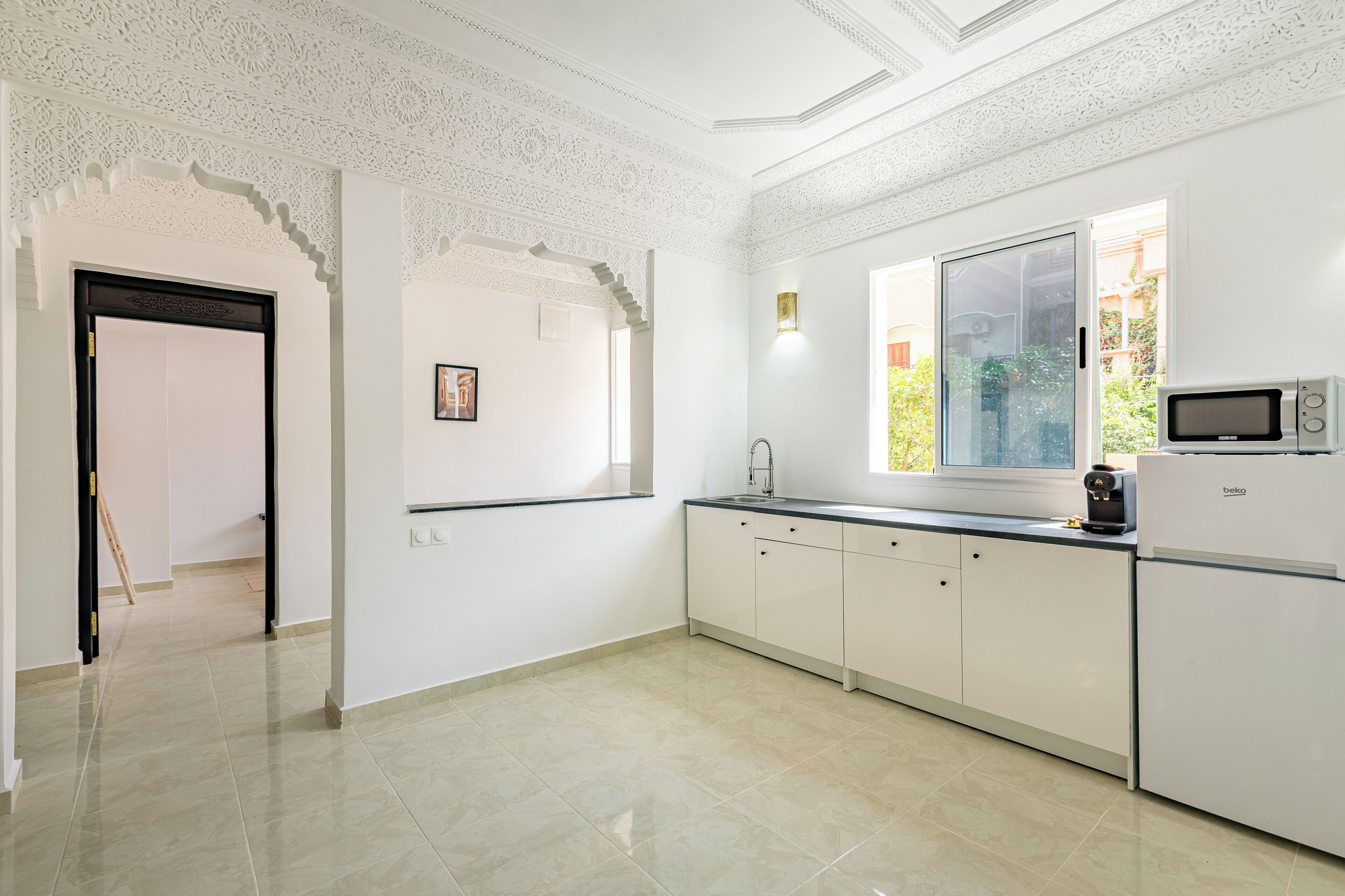 Frigorifero con congelatore, microonde, pentole/stoviglie/utensili