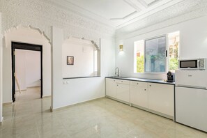 Lemari es besar, microwave, dan peralatan masak/sendok-piring