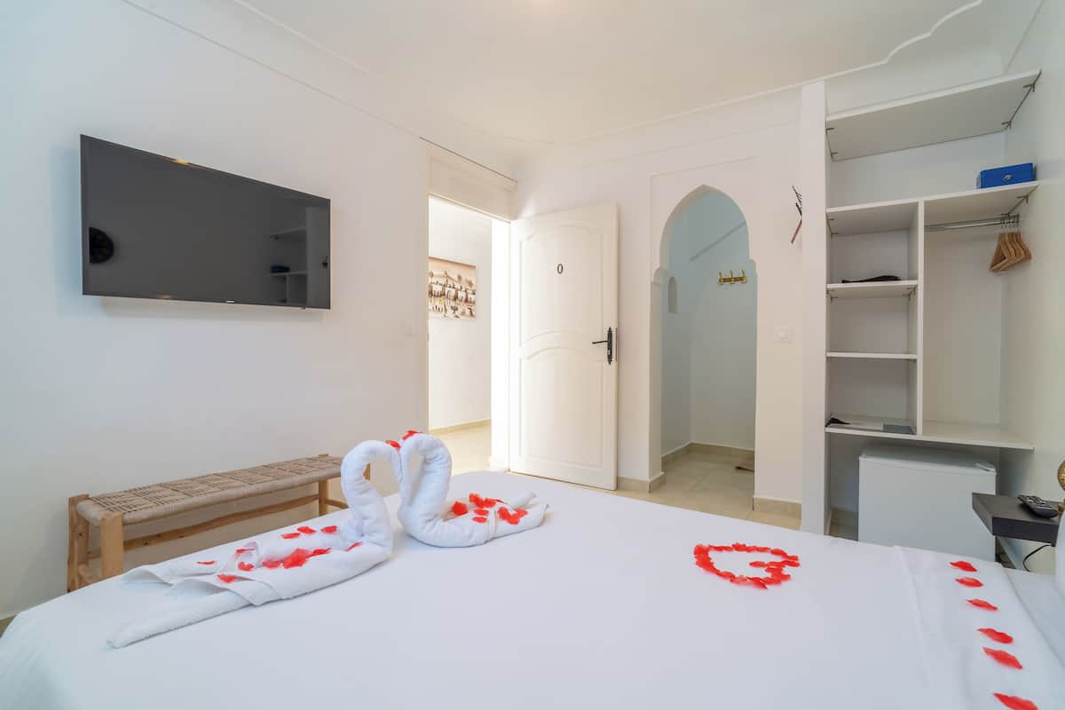 Standard-Suite, 1 Doppelbett | Bügeleisen/Bügelbrett, kostenlose Babybetten, kostenloses WLAN