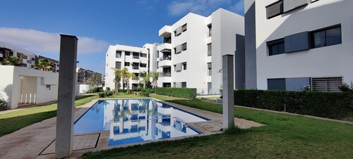 Blue Themed Vacation Condo close to the beach and with view on the pool