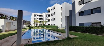 Blue Themed Vacation Condo close to the beach and with view on the pool