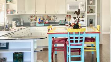 Mikrovågsugn, ugn, spishäll och diskmaskin