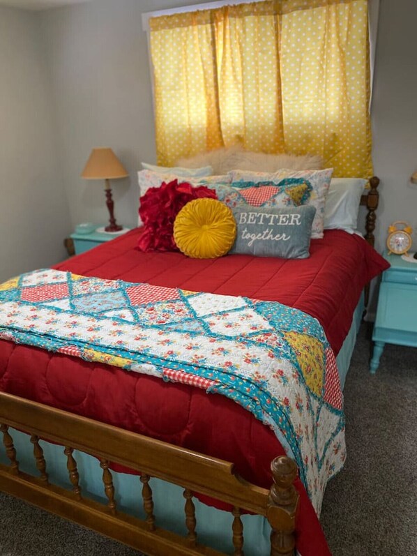 1 Schlafzimmer, Schreibtisch, Bügeleisen/Bügelbrett, Reisekinderbett